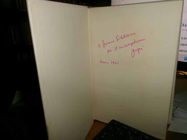 Ottimo stato con una dedica a penna nella prima bianca.