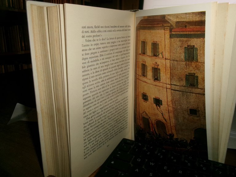 Ottimo stato con una dedica a penna nella prima bianca.