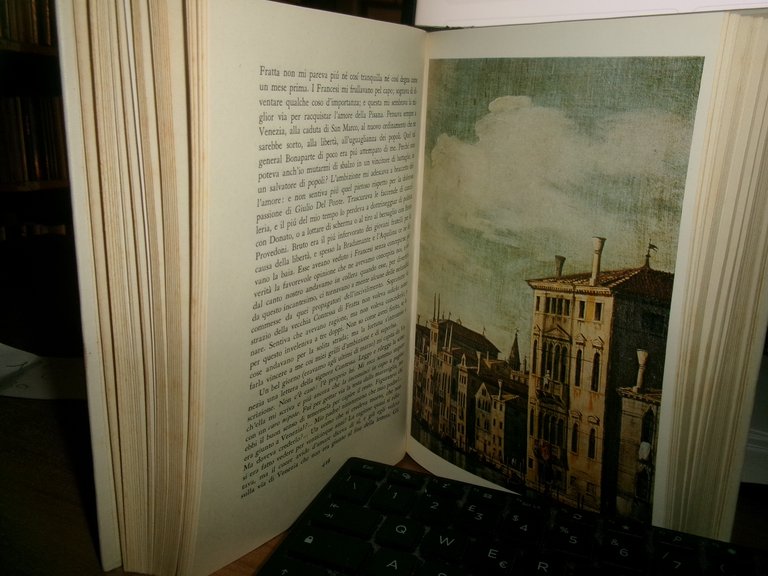 Ottimo stato con una dedica a penna nella prima bianca.