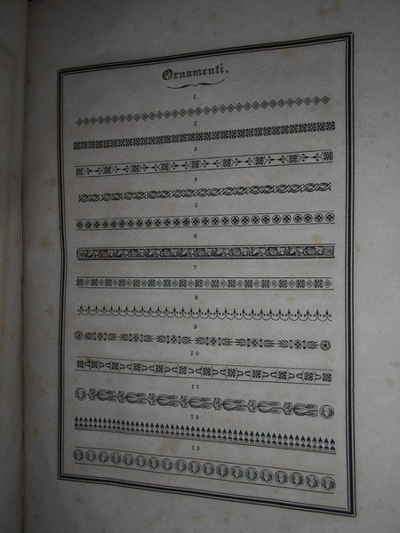 SAGGIO DEI CARATTERI E ORNAMENTI DELLA TIPOGRAFIA E LITOGRAFIA DI …