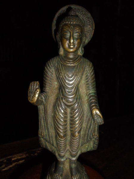 Statuetta in bronzo raffigurante il Buddha in piedi con la …