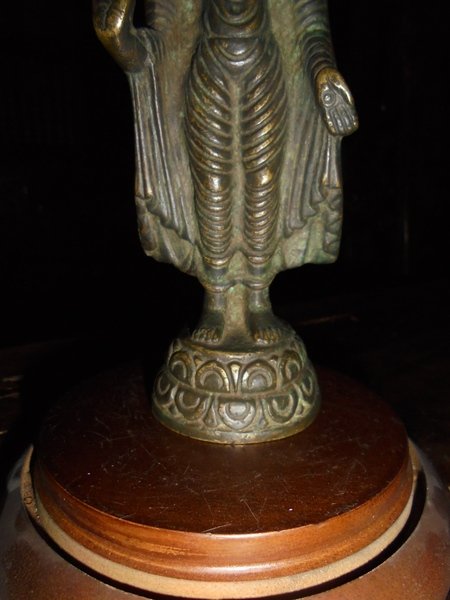 Statuetta in bronzo raffigurante il Buddha in piedi con la …