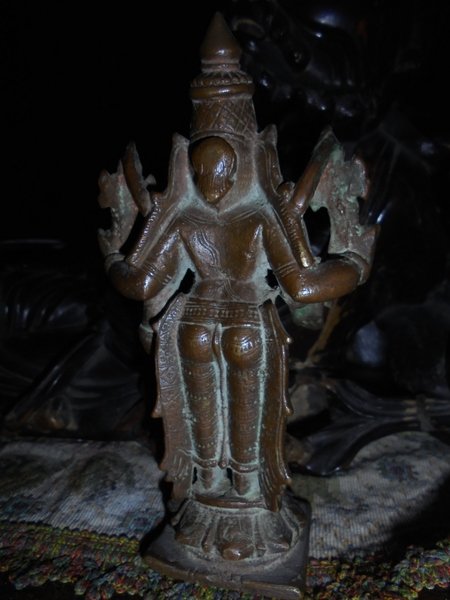 Statuetta in bronzo raffigurante Vishnu in piedi proveniente da Srinagar …