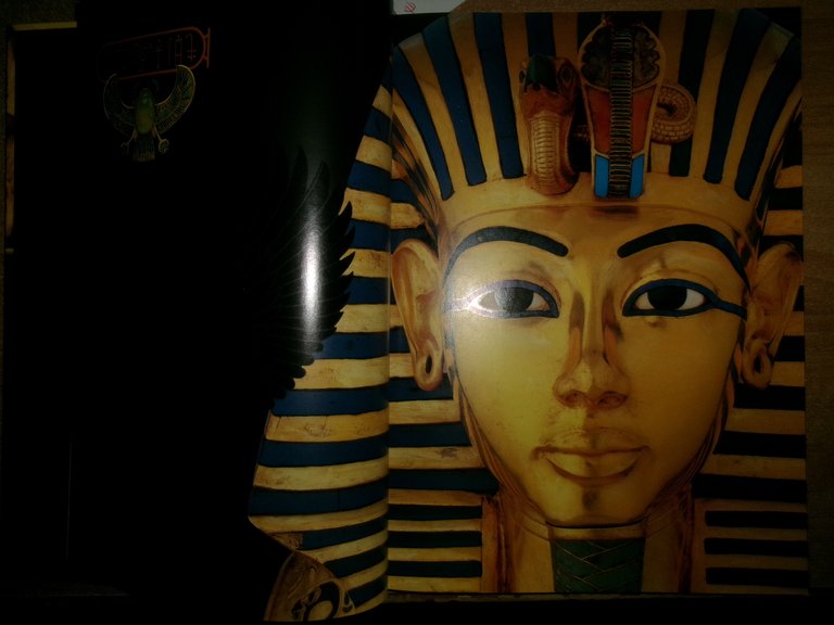 TUTANKHAMON. Testi di T.G.H. JAMES...National Geographic, 2022