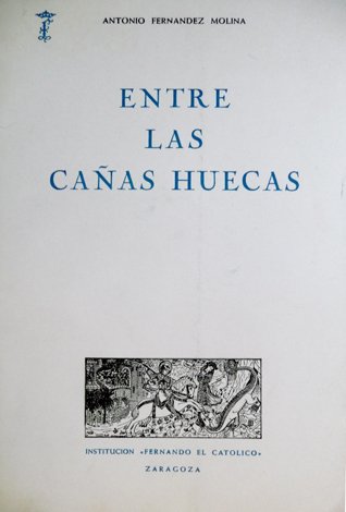 Entre las cañas huecas.