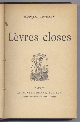 Lèvres closes.