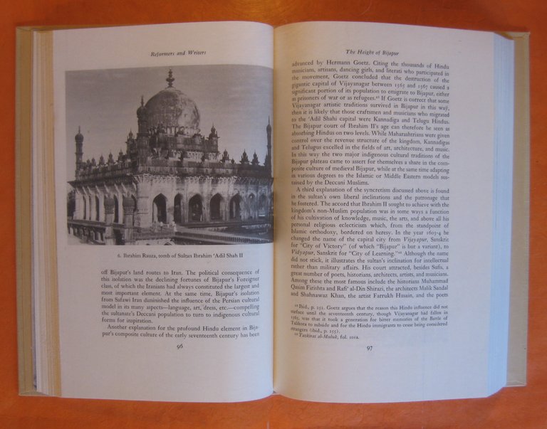 Sufis of Bijapur 1300-1700