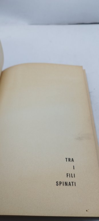 tra i fili spinati