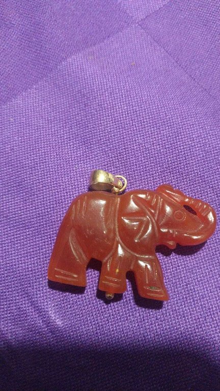 Ciondolo elefantino in corniola, chiusura in oro, anni '50 | Immagine Gallery 2