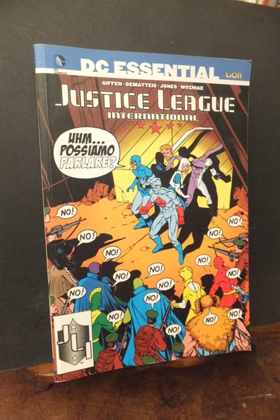 JUSTICE LEAGUE INTERNETIONAL - DC ESSENTIAL COMICS -9