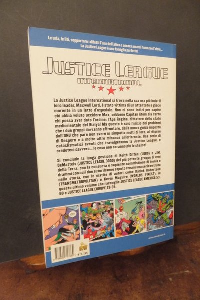 JUSTICE LEAGUE INTERNETIONAL - DC ESSENTIAL COMICS -9
