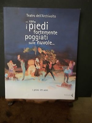 TEATRO DELL'ARCHIVOLTO CON I PIEDI FORTEMENTE POGGIATI SULLE NUVOLE FELTRINELLI