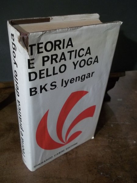 TEORIA E PRATICA DELLO YOGA