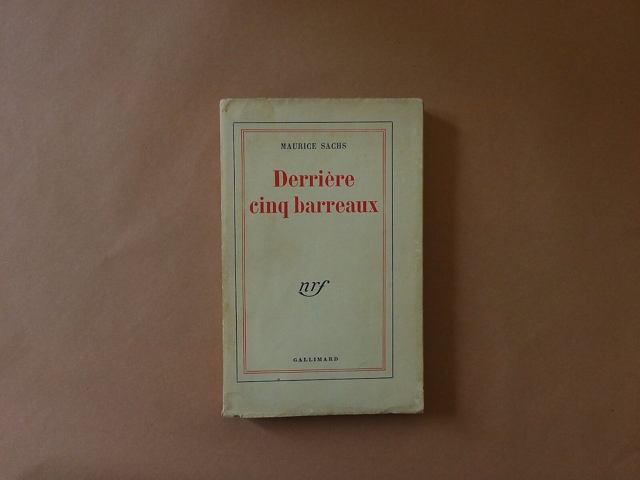 Derriиre cinq barreaux