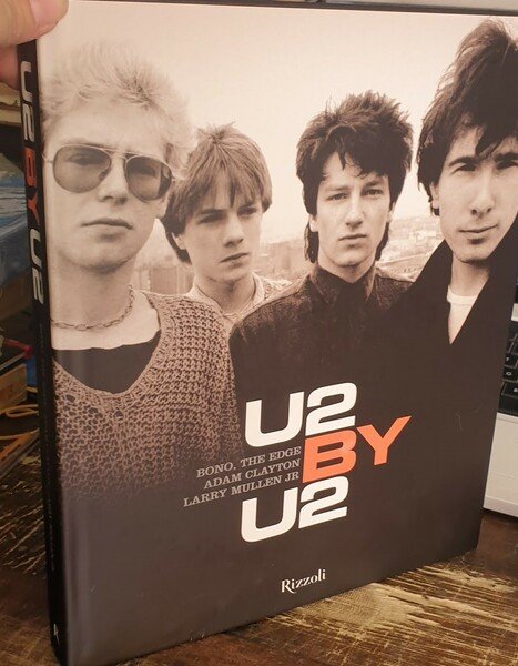 U2 by U2. Splendida monografia del famoso complesso musicale ricca …