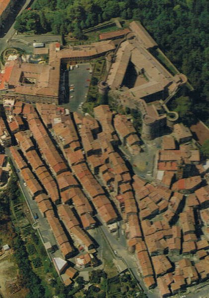 L'italia centrale. Tra passato e presente; il cuore storico dell'Italia; la condizione ambientale; la continuità storica; il dominio urbano; l'uso del suolo; ecc.