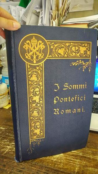 I Sommi Pontefici Romani. Raccolta di 264 cartoline in cromolitografia  disegnate con le immagini dei pontefici a partire da San Pietro fino  all'elezione di Pio X° con brevi cenni sulla durata del