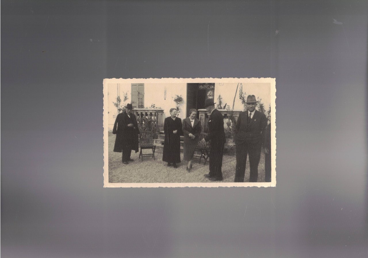 Fotografia di formato cm. 8,5 X 13,5. So presentei B. …