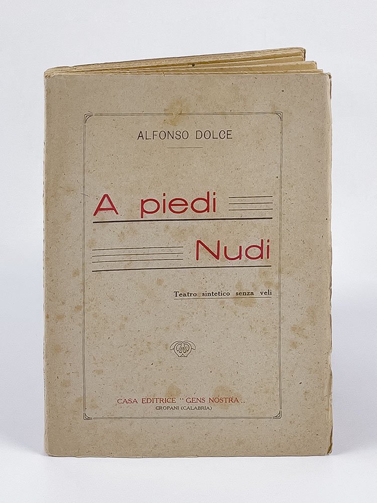 A piedi nudi. Teatro sintetico senza veli