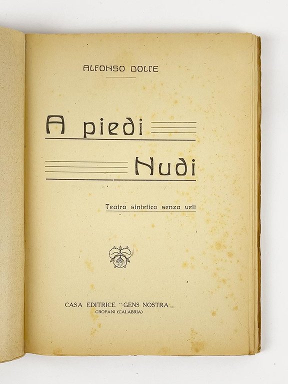 A piedi nudi. Teatro sintetico senza veli