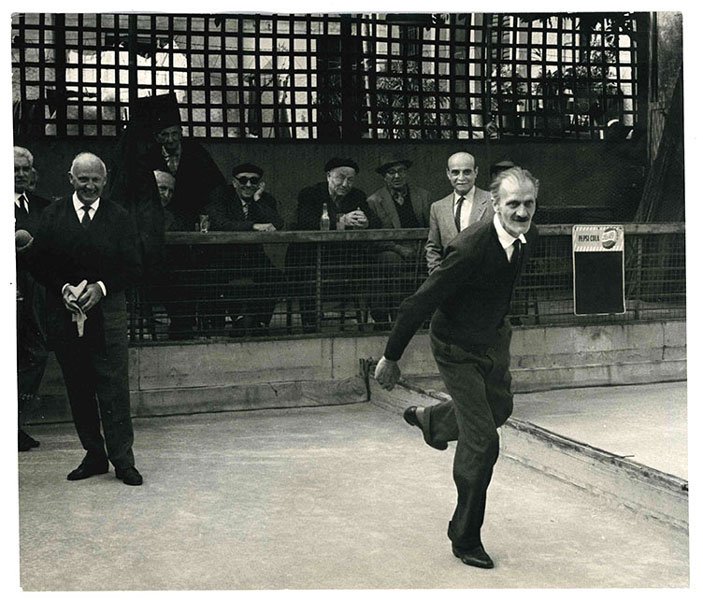 [Fotografia: Lucio Fontana in una bocciofila]