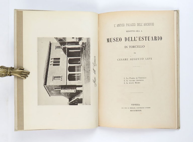 L’antico palazzo dell’archivio ridotto ora a museo dell’estuario in Torcello …