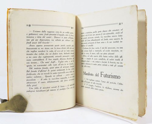Le ranocchie turchine col manifesto del Futurismo di F.T. Marinetti