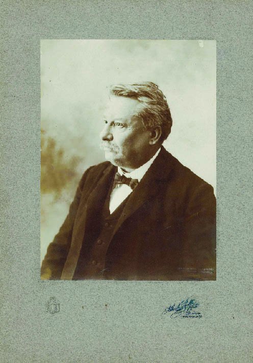 Ritratto fotografico del poeta mezzobusto di profilo