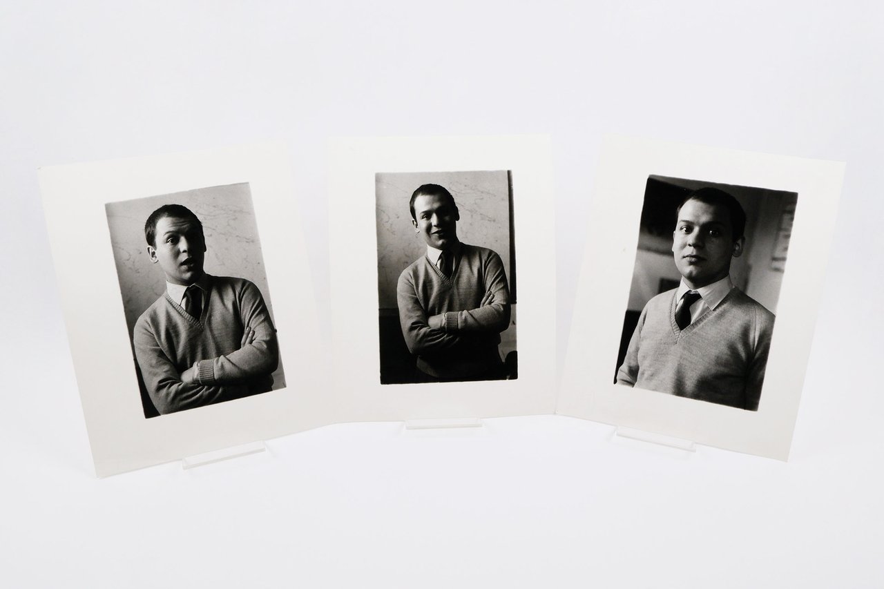 [Tre ritratti fotografici di Piero Manzoni nel suo studio nel …