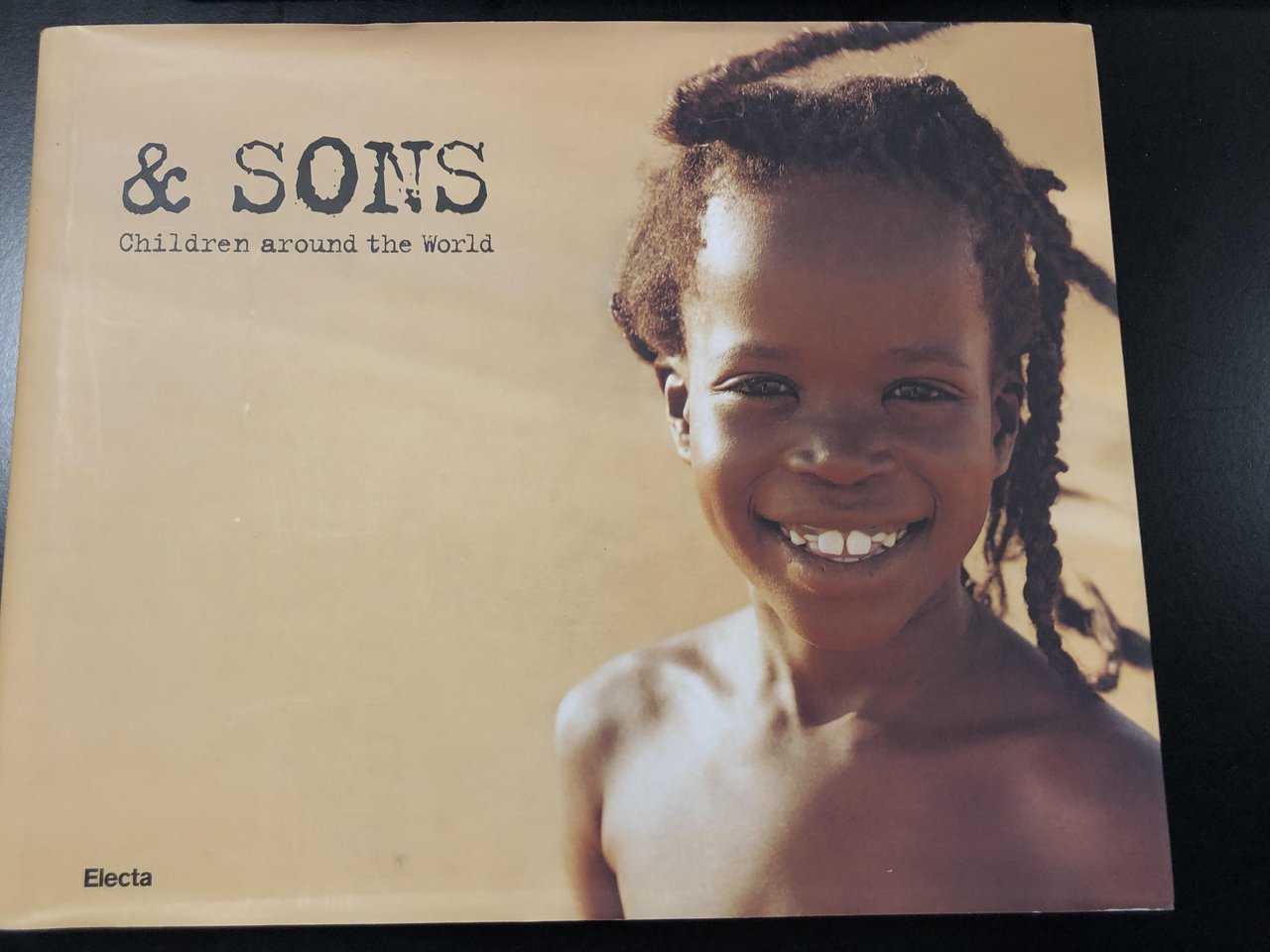 AA. VV. &amp; Sons. Children around the World. Electa, 2004.