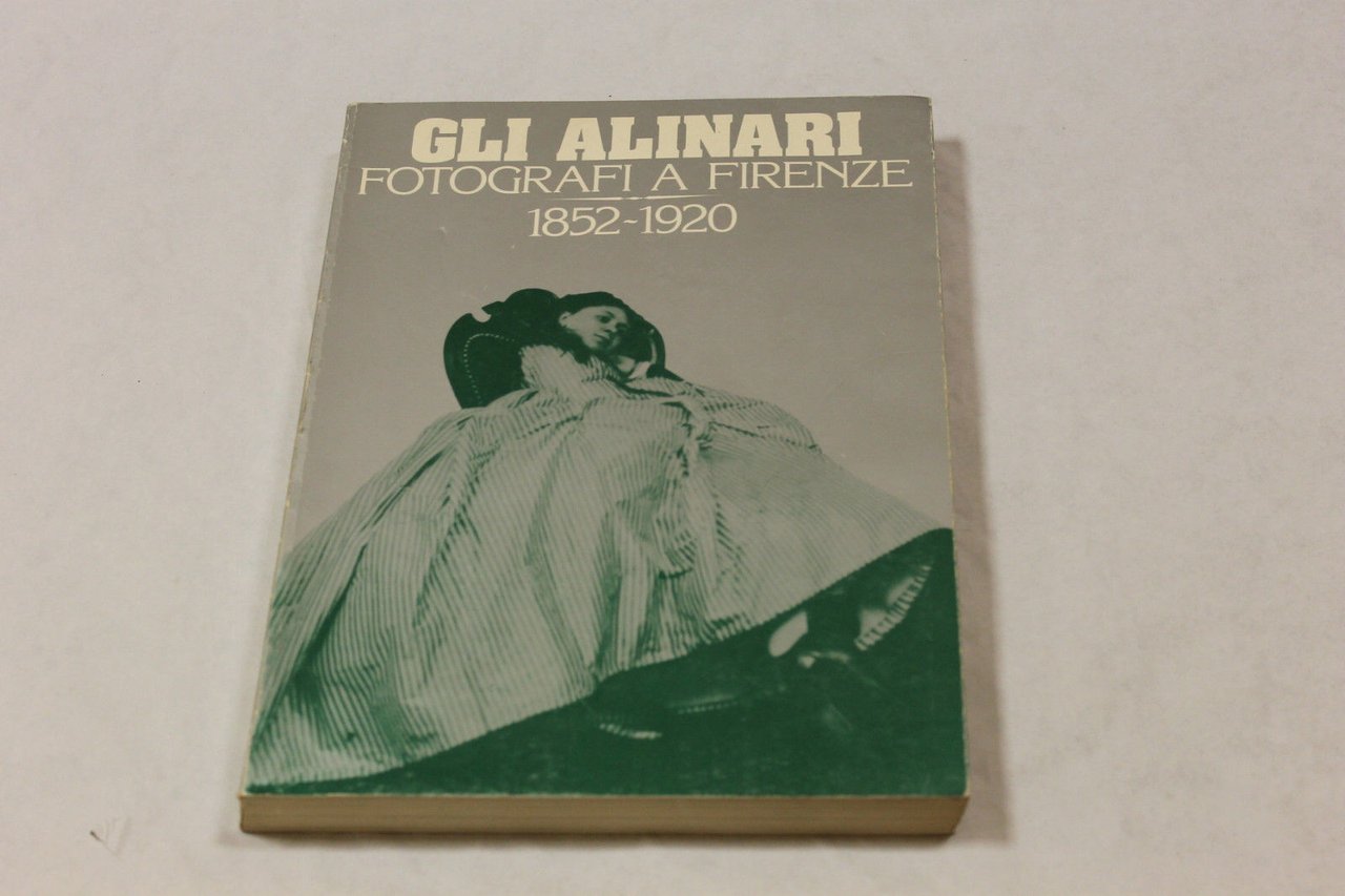 AA.VV. Gli Alinari. Fotografi a Firenze 1852/1920. Alinari edizioni. 1977