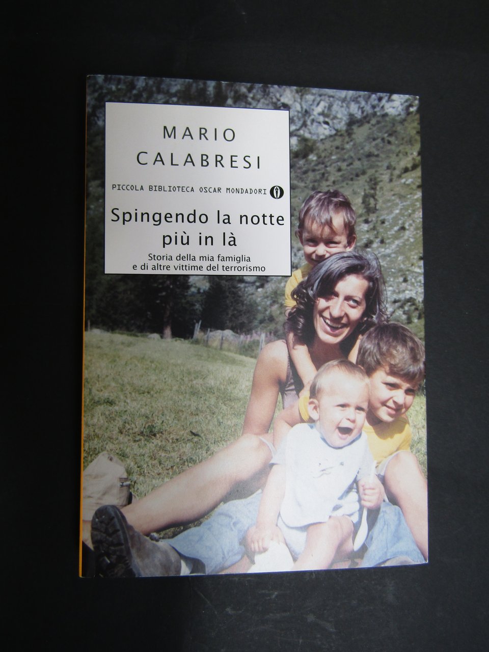 Calabresi Mario. Spingendo la notte più in là. Mondadori. 2012