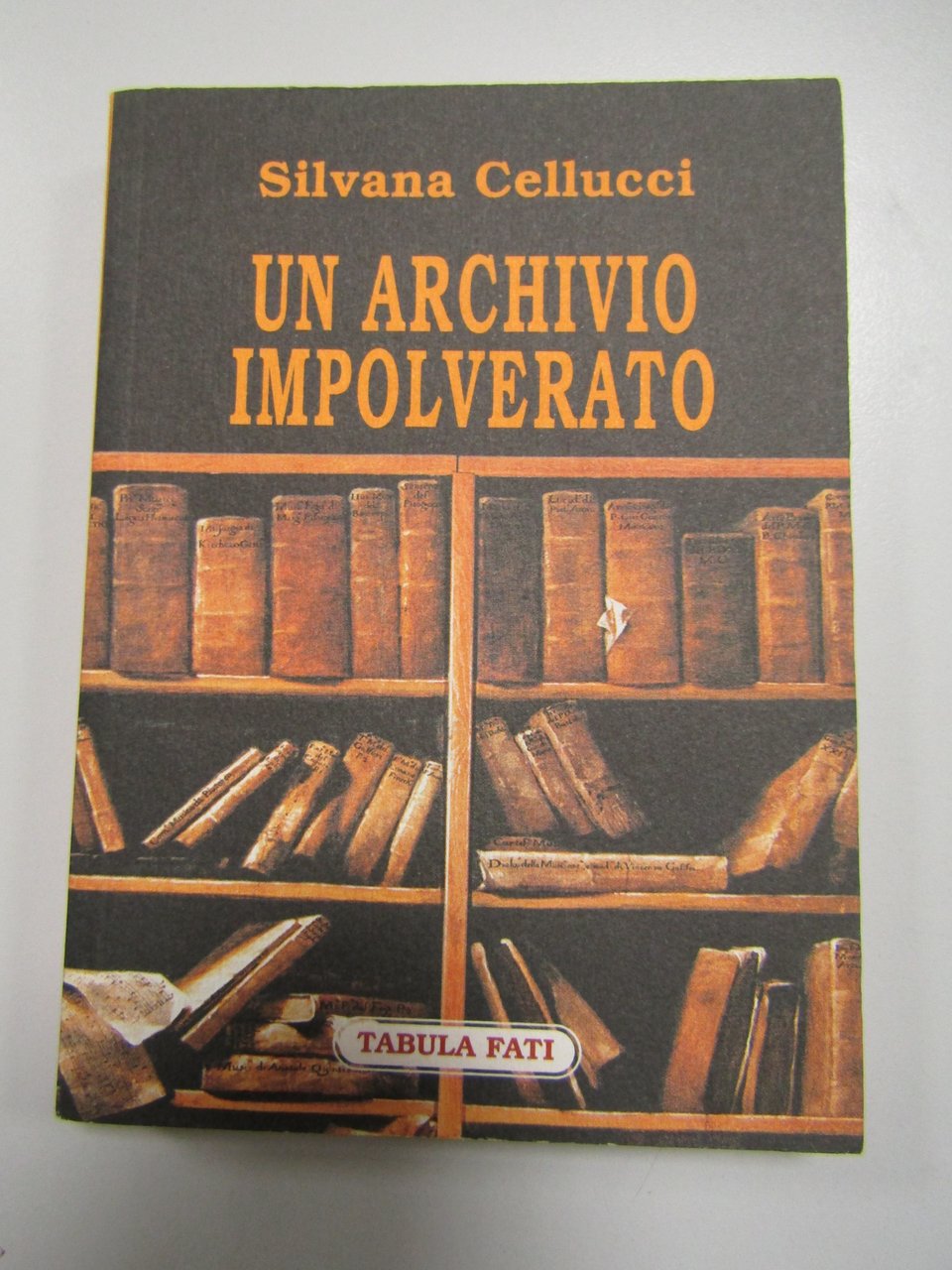 Cellucci Silvana. Un archivio impolverato. Tabula fati. 2003 | Immagine principale