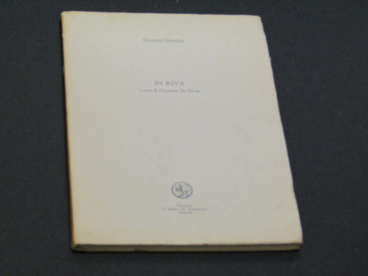 Descalzo Giovanni. A cura di De Nicola Francesco. In riva. …