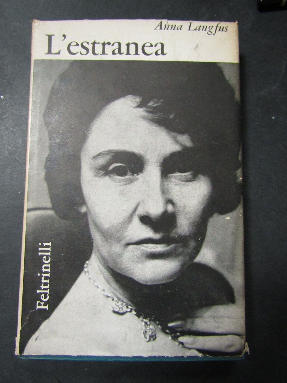 Langfus Anna. L'estranea. Feltrinelli. 1963