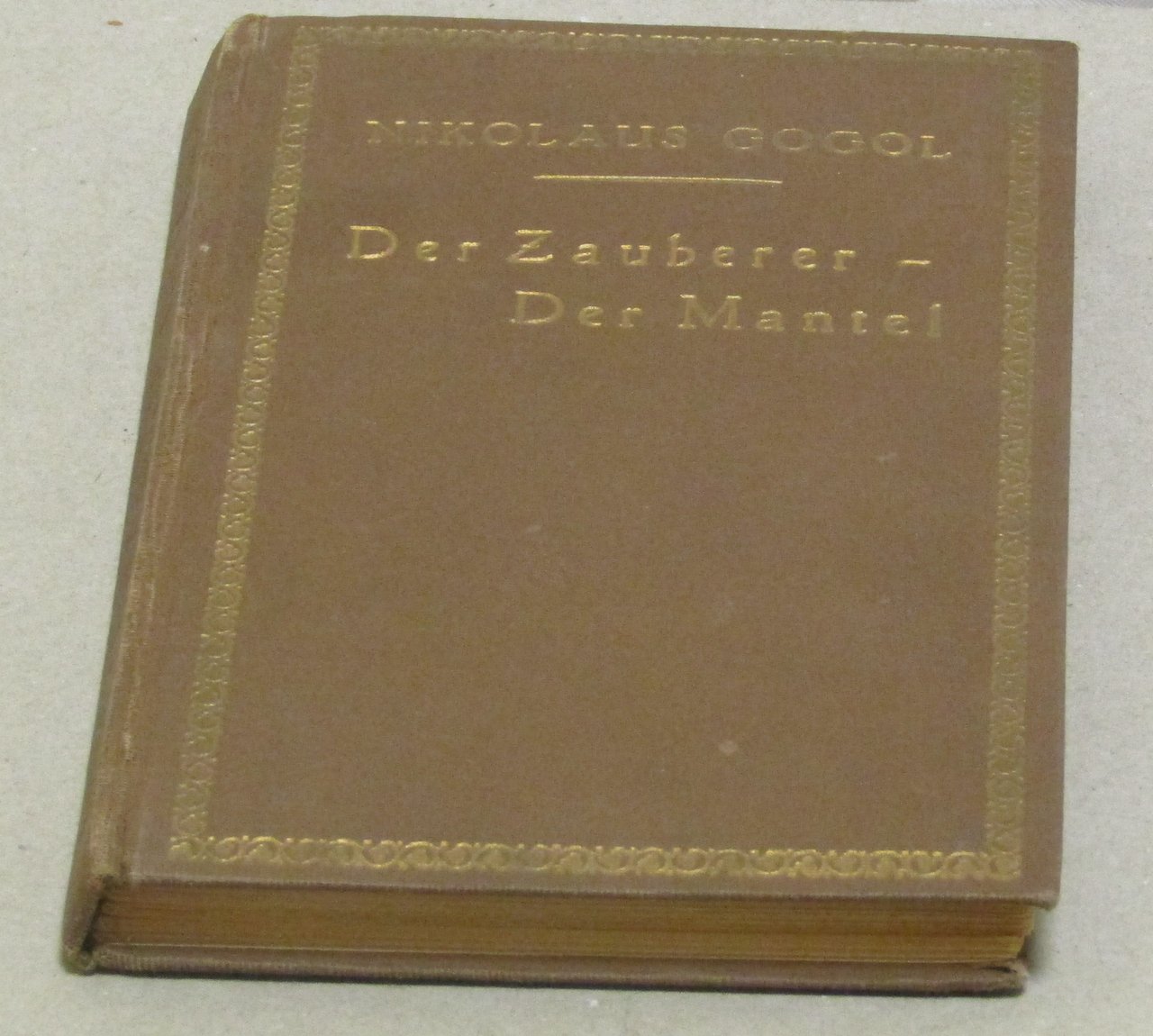 Nikolaus Gogol. Zwei Novellen (due racconti). Der Zauberer (il mago) …