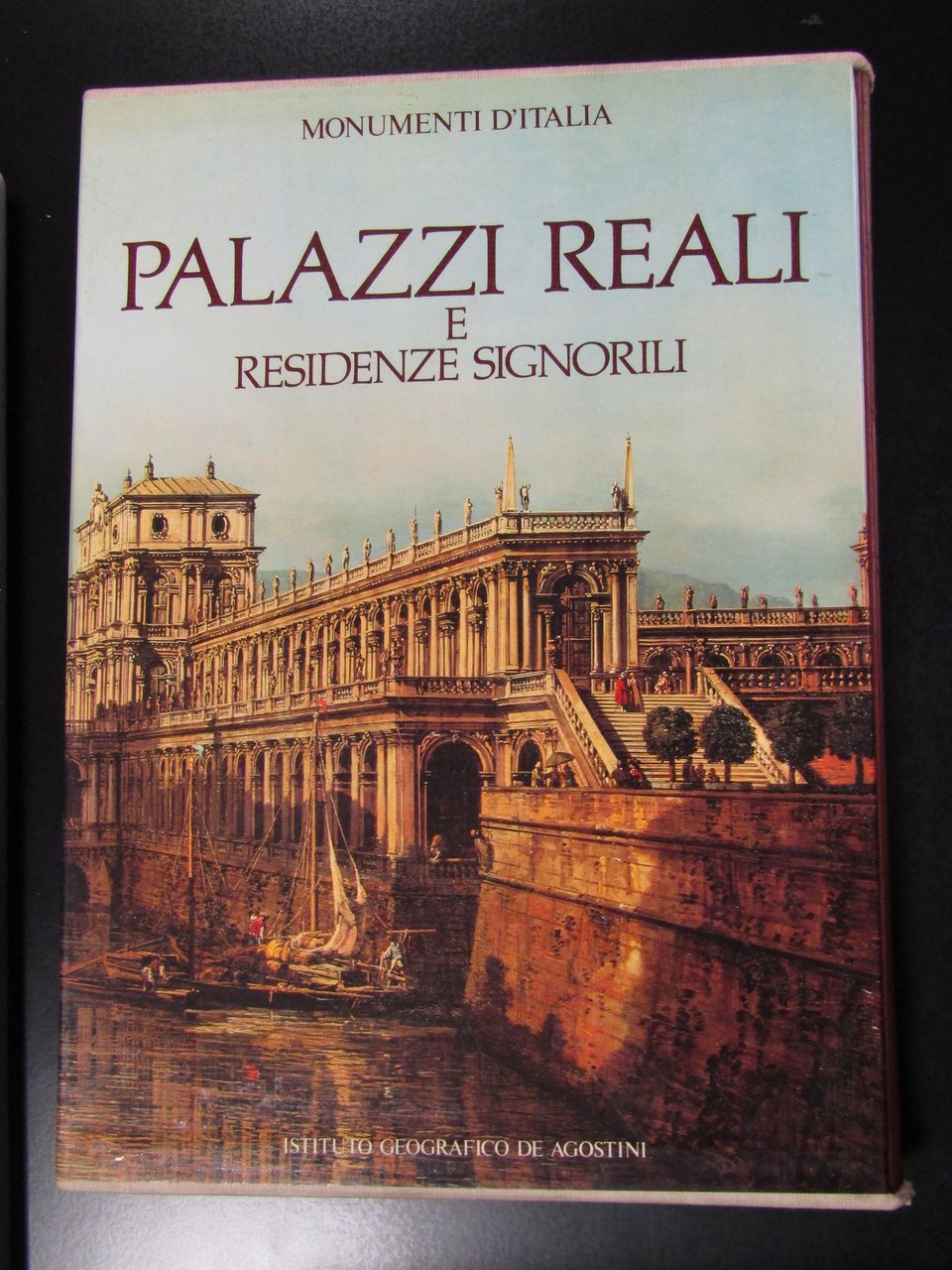 Palazzi reali e residenza signorili. De Agostini 1986. Con cofanetto.