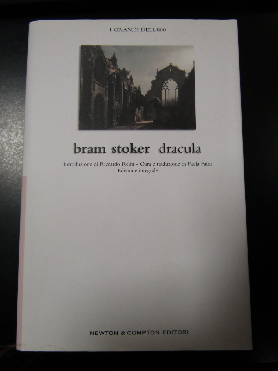 Stoker Bram. Dracula. Newton &amp; Compton 2004.