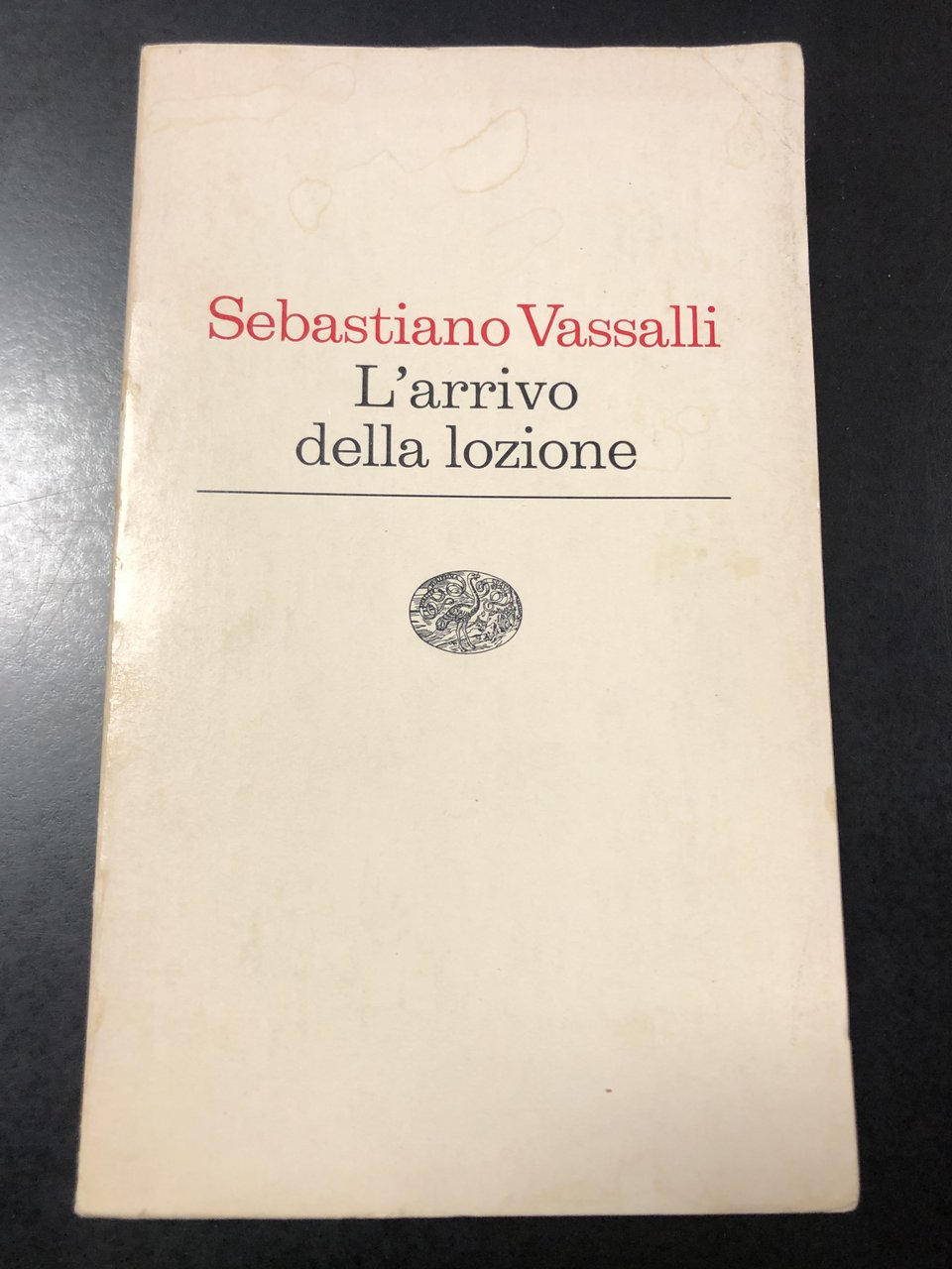 Vassalli Sebastiano. L'arrivo della lozione. Einaudi 1976.