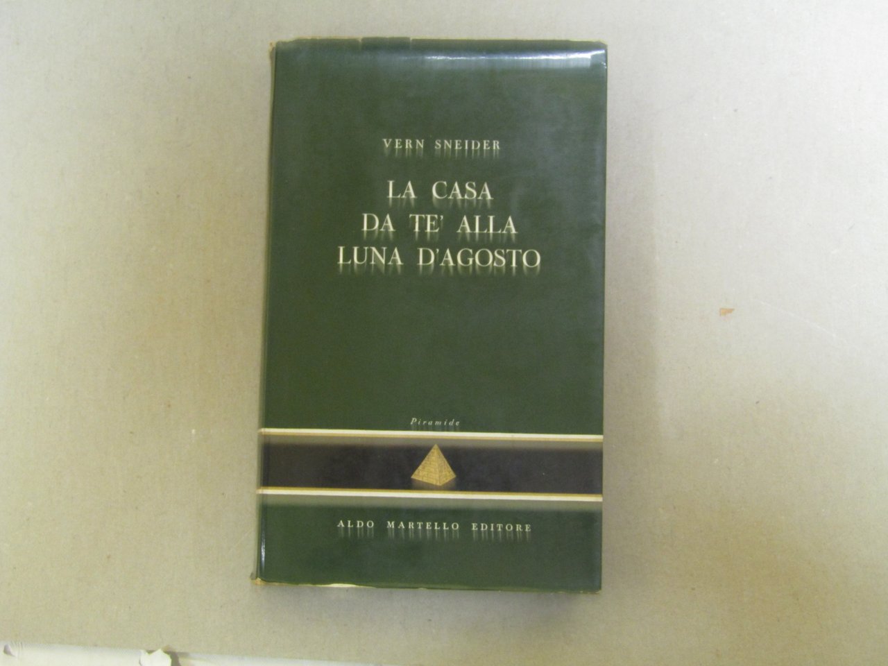 Vern Sneider. La casa da te' alla luna d'agosto.