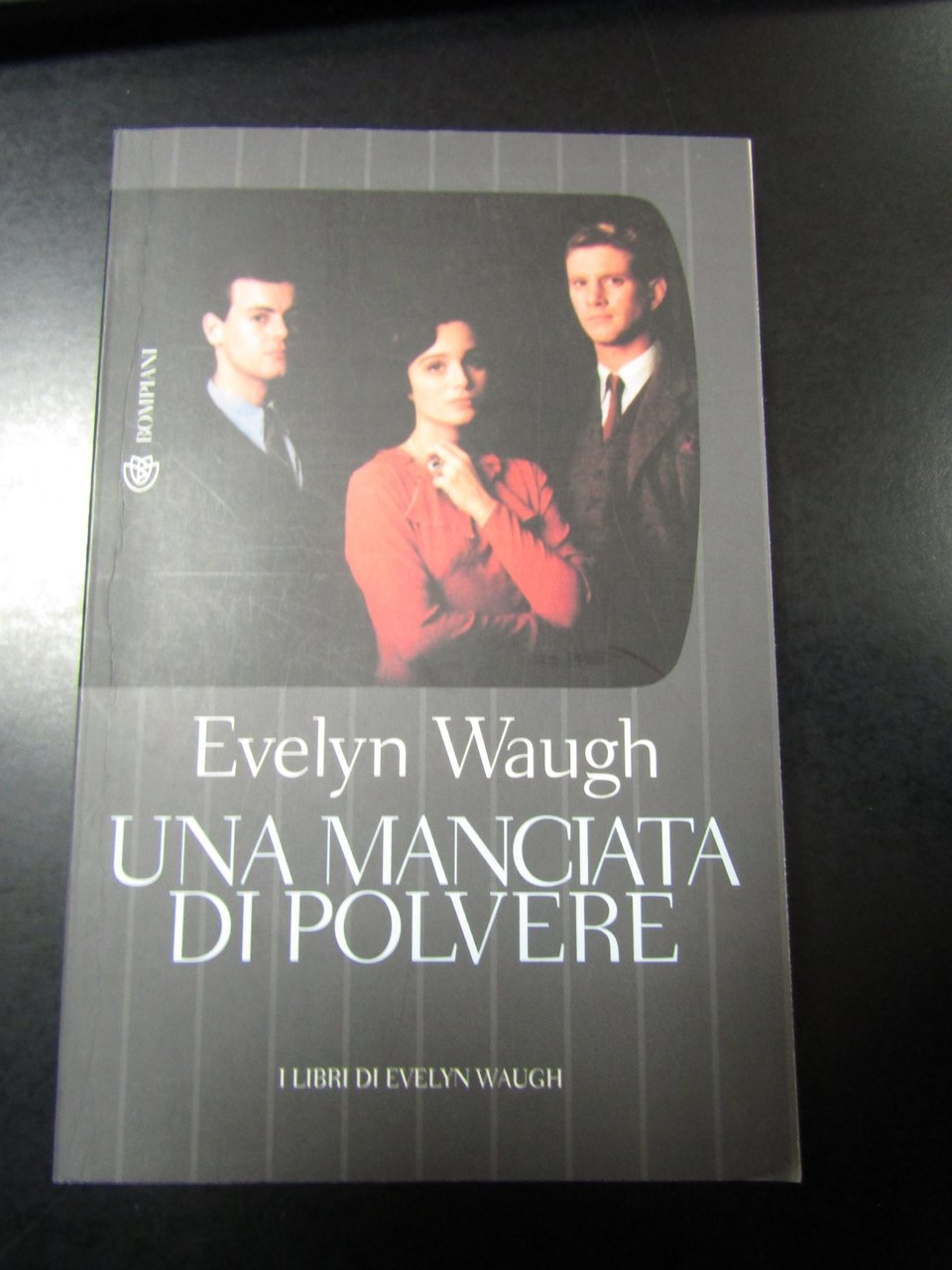 Waught Evelyn. Una manciata di polvere. Bompiani 2010.