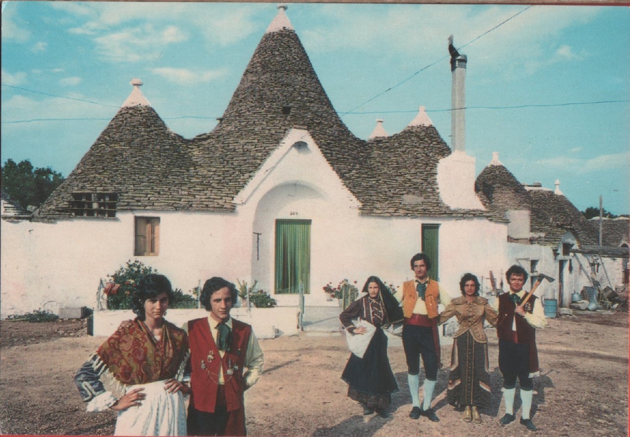Alberobello (BA). Trulli e costumi. Non viaggiata