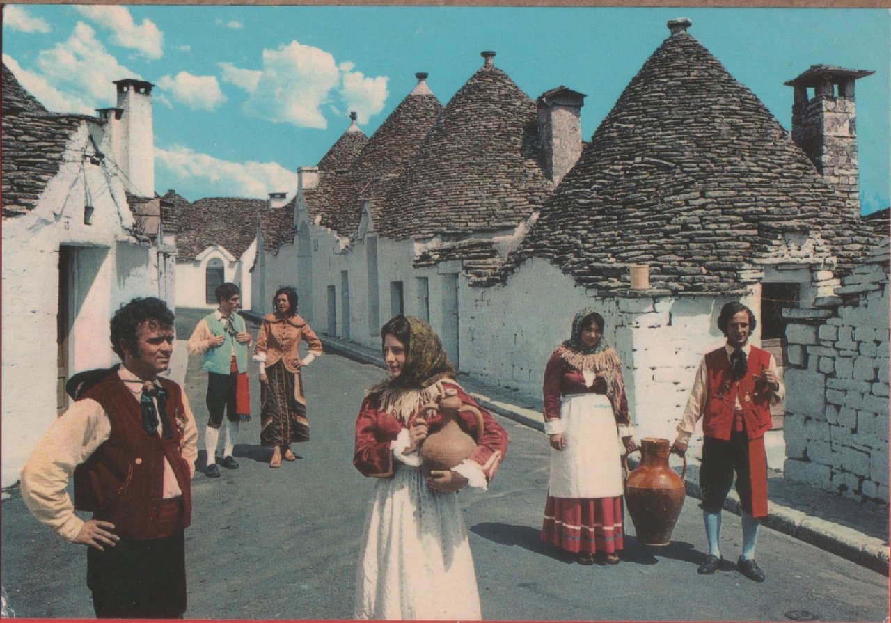 Alberobello (BA). Trulli e folklore. Non viaggiata