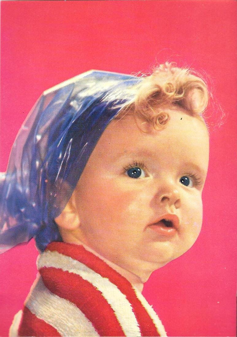 Bambina con fazzoletto azzurro. Non viaggiata