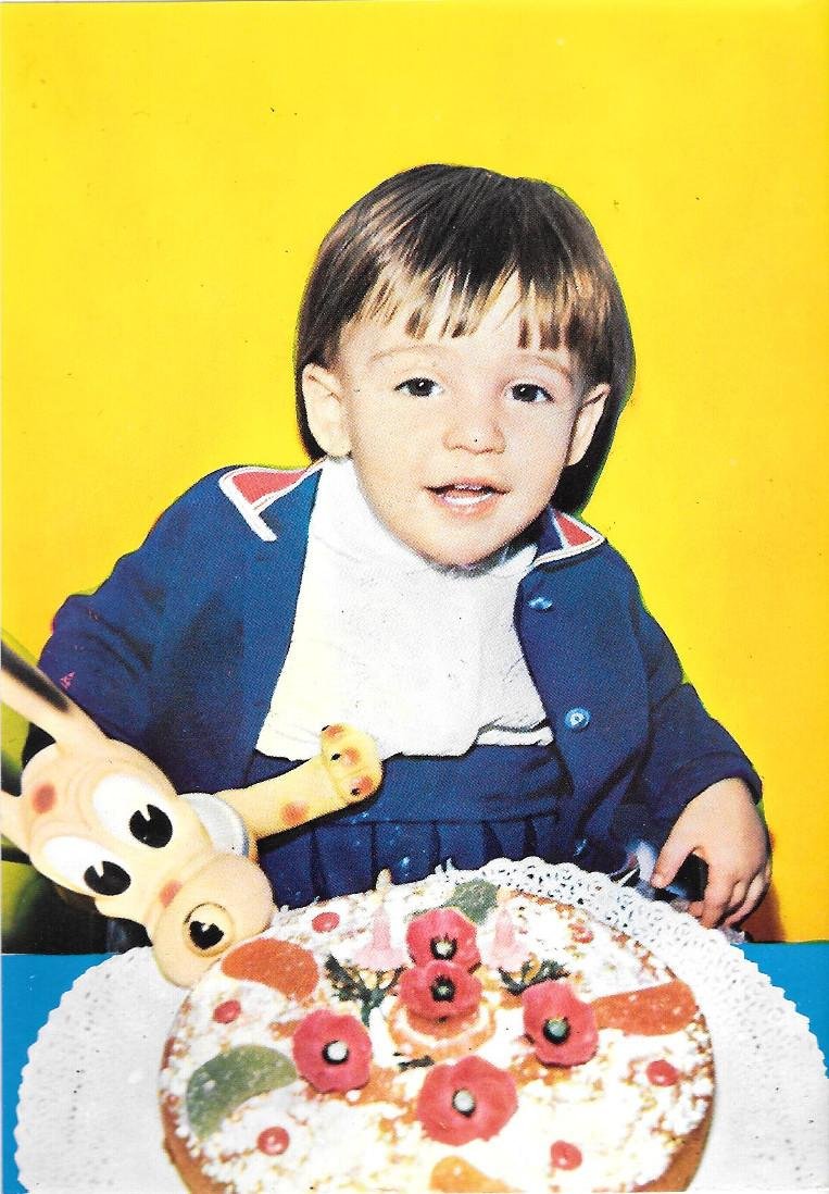 Bambina con torta. Non viaggiata