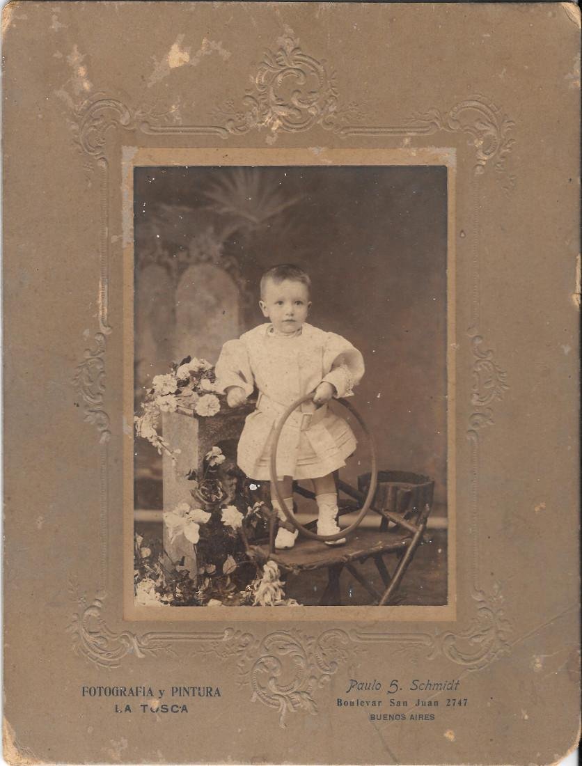 Bambino con cerchio. Foto P.S. Schmidt, Buenos Ayres