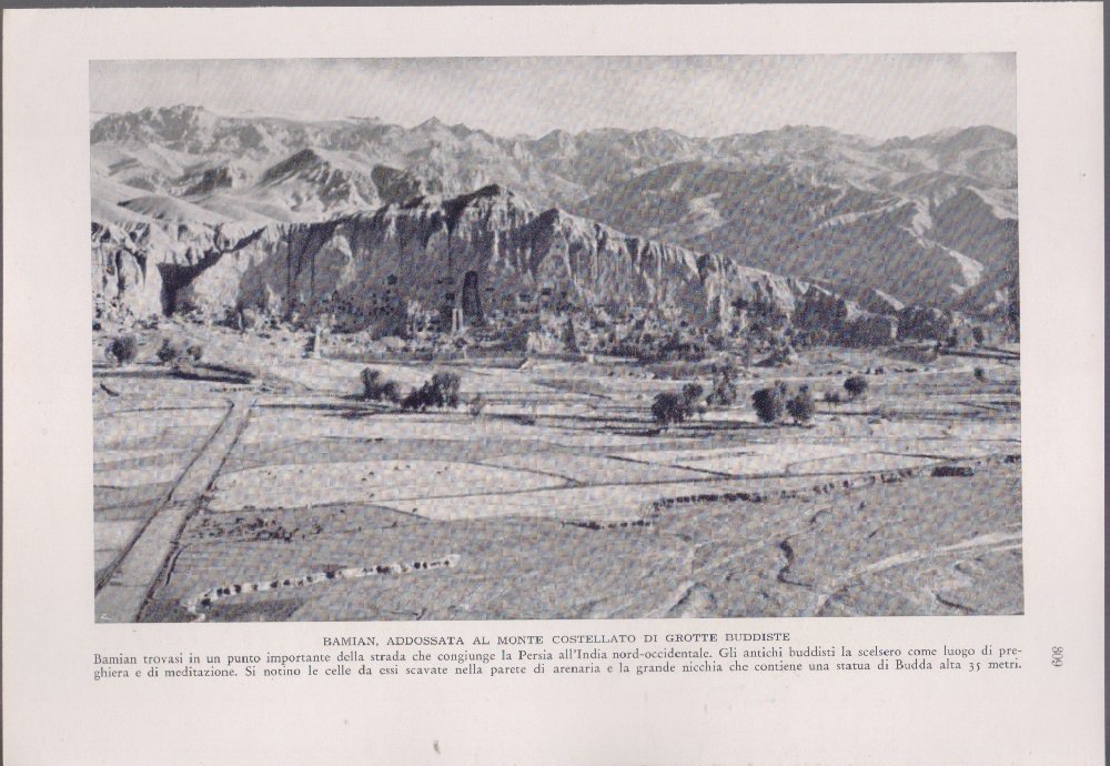 Bamian, addossata al monte costellato di grotte Buddiste. Immagine 1940
