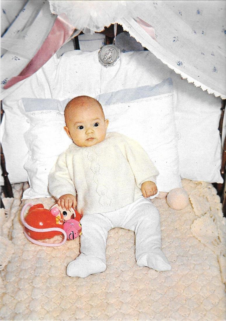 Bimbo nel lettino con gioco rosso. Non viaggiata