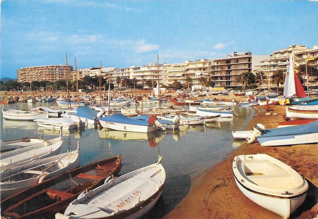 Cannes. La Plage et le Petit Port du Casino Palm …