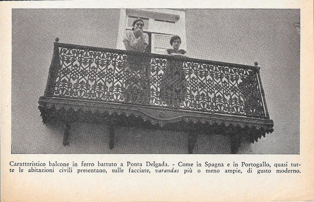 Caratteristico balcone in ferro battuto a Ponta Delgada (Azzorre). Stampa …